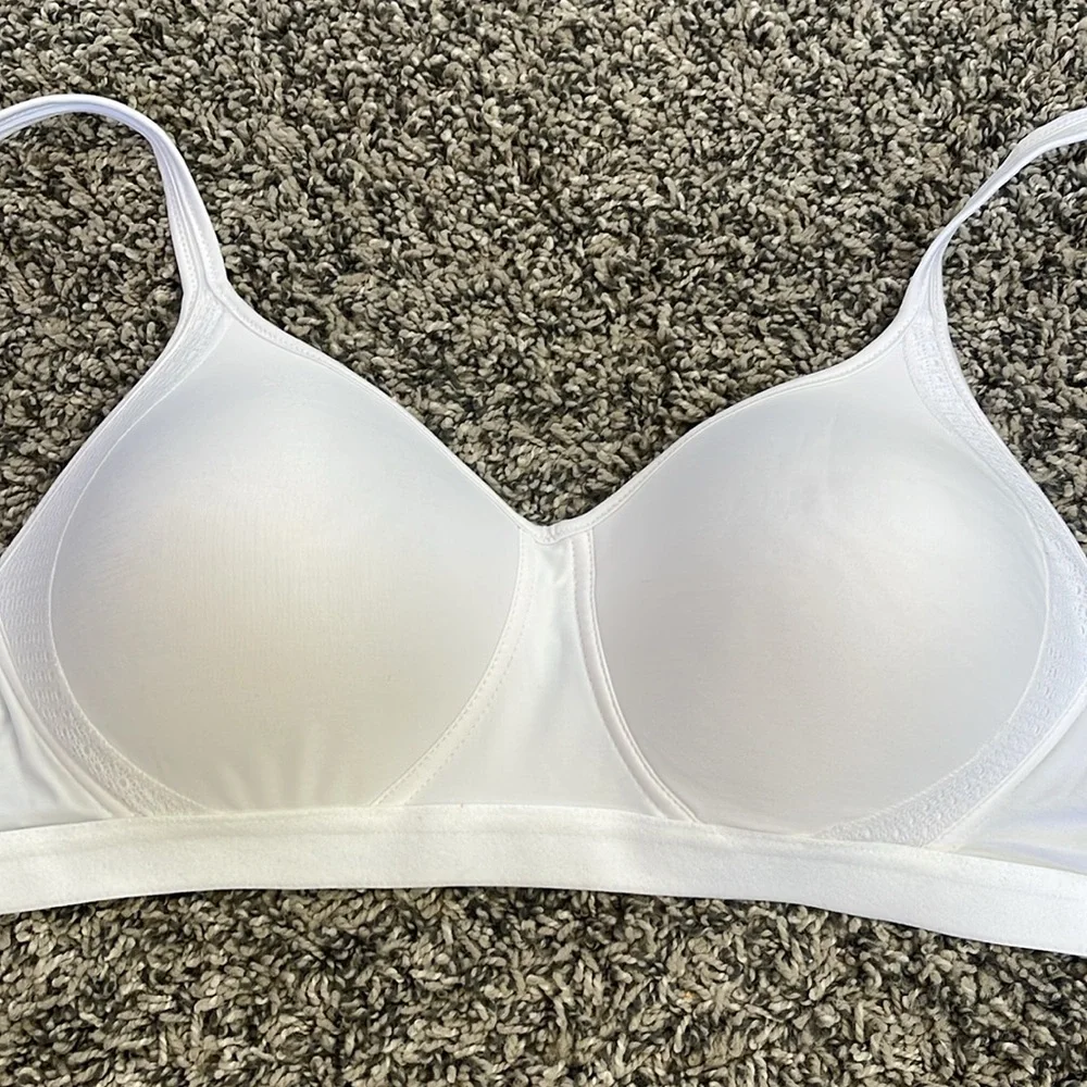 NEW Hanes bra white wire-free bra with adjustable straps size medium
